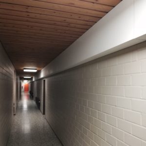 Sanitärverkleidung Spezielanfertigungen Tischlerei Oldenburg Frank Dreischmeier - Verkleidungen Rohrleistungen Rohre Sporthalle Toiletten 1000 (3)